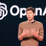 Sam Altman devant le logo OpenAI, figure clé de l’IA moderne
