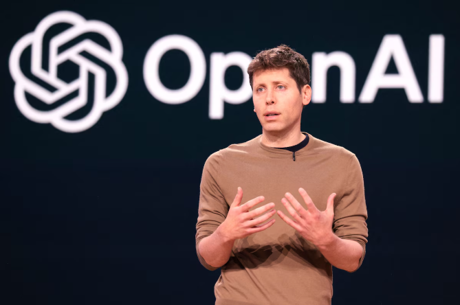 Sam Altman devant le logo OpenAI, figure clé de l’IA moderne